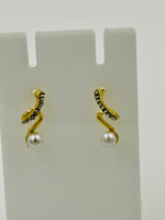 Load image into Gallery viewer, Ruvique Pearl Curve Drop Earrings