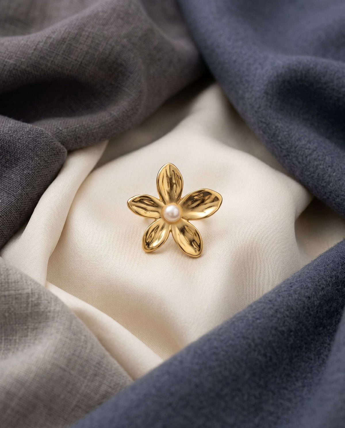 Petal pearl gold ring