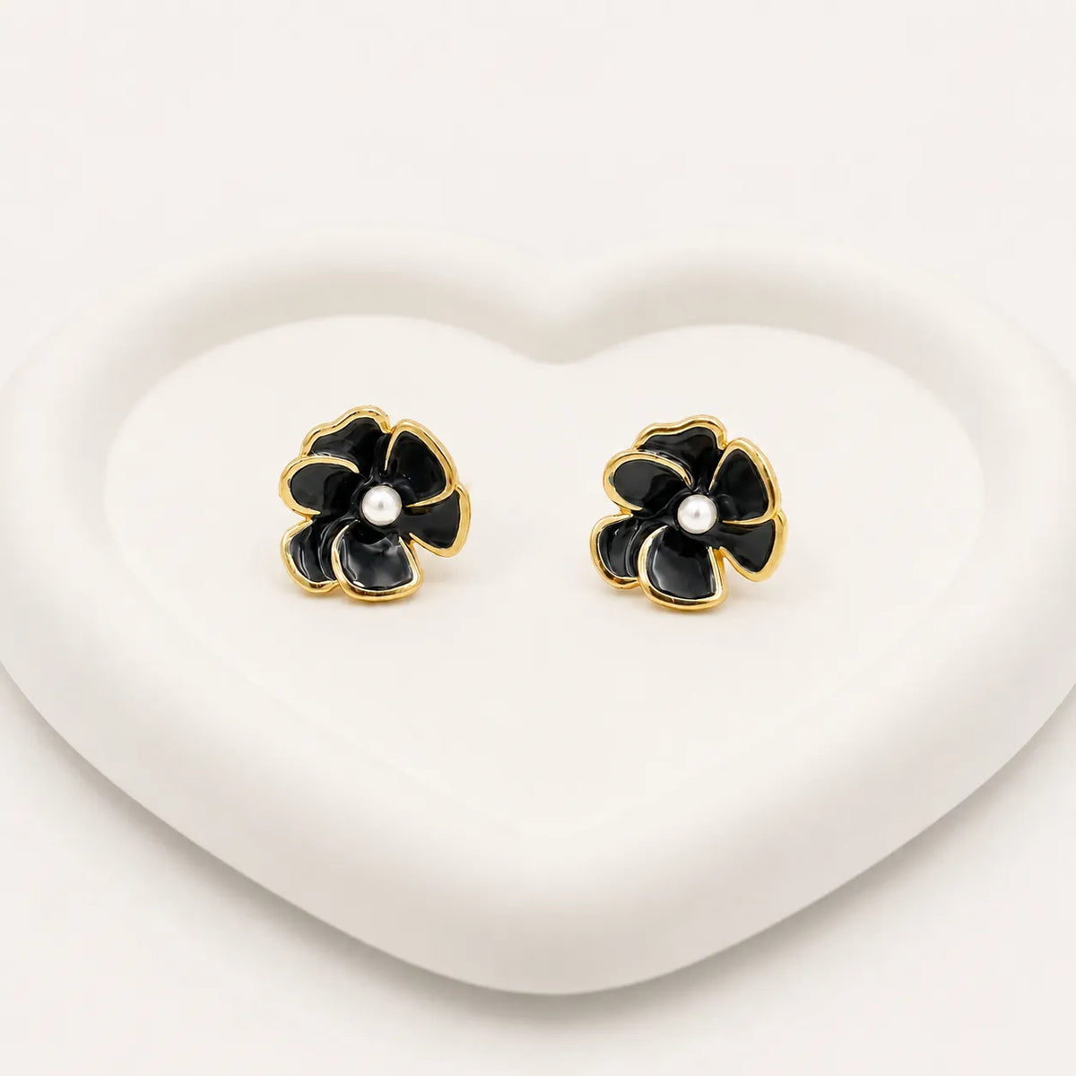 Onyx flower pearl earrings