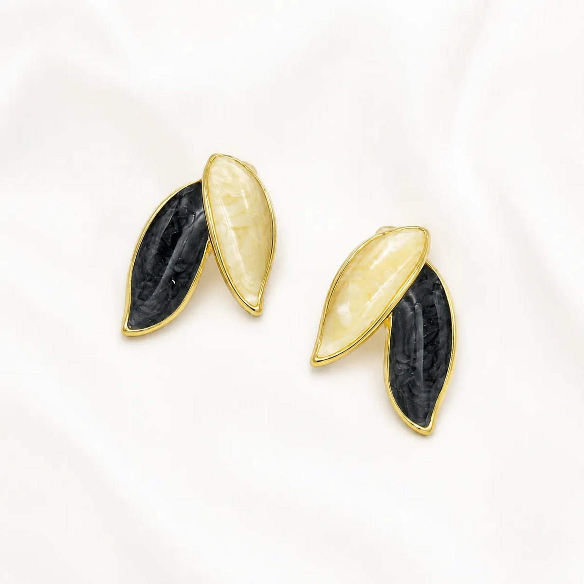 Noir leaf duo studs