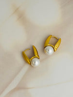 Load image into Gallery viewer, Celeste Pearl hoops
