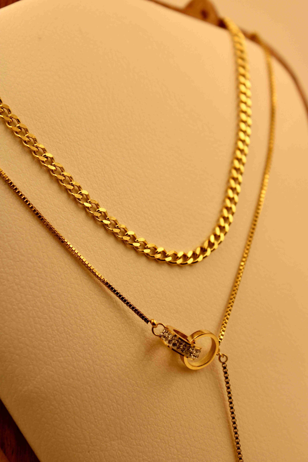 Minimal Orbit Layered Chain Necklace