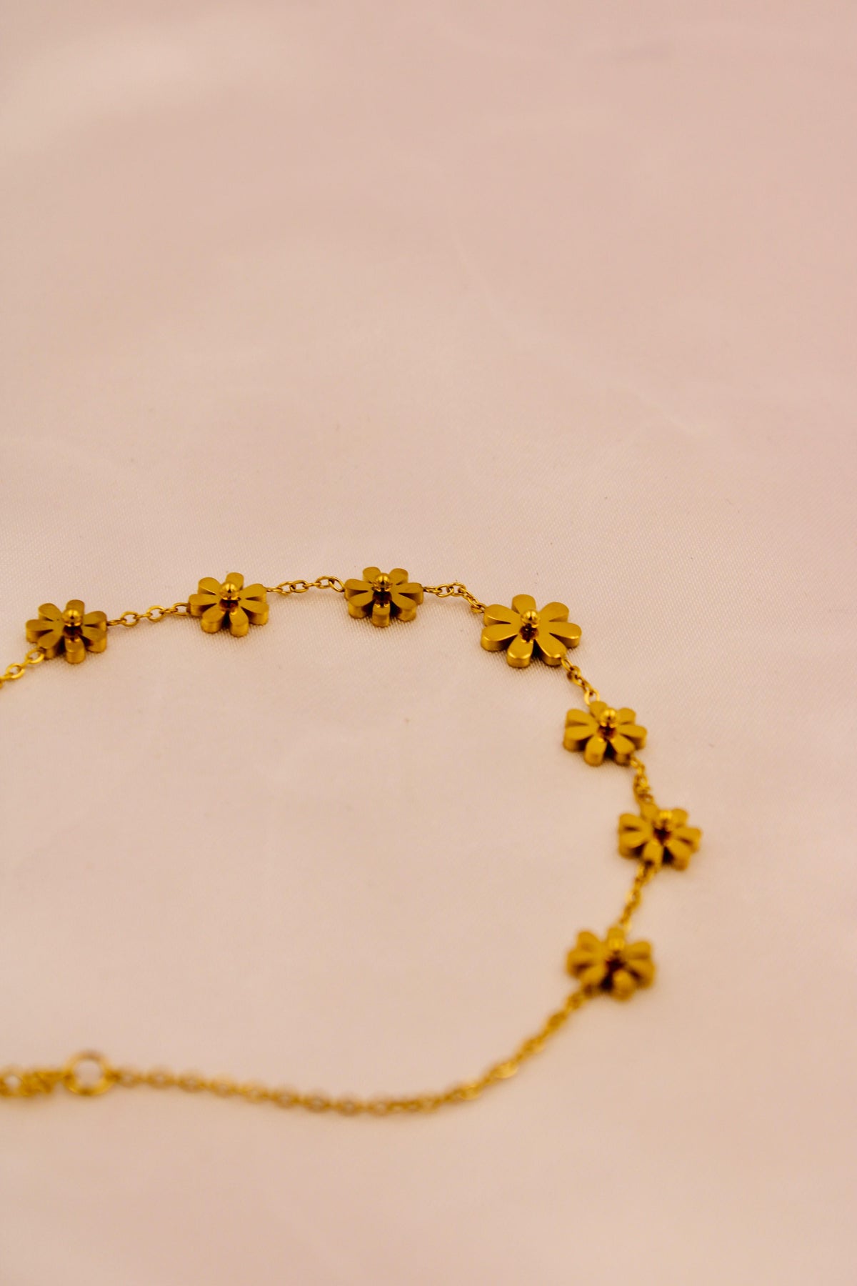 Gold daisy chain bracelet