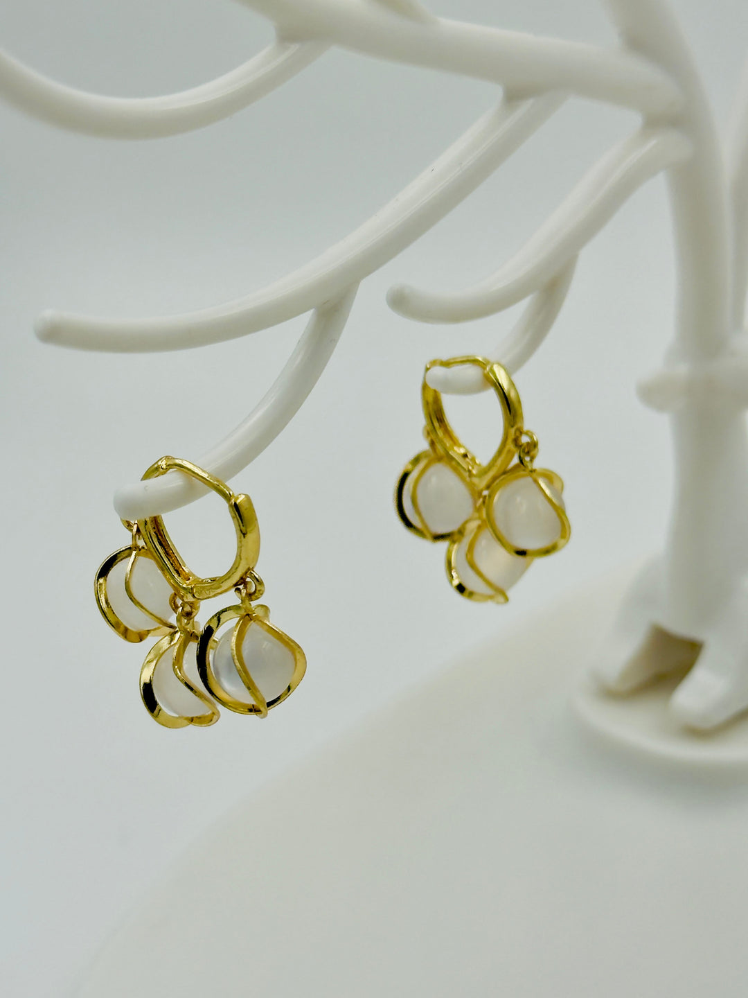 Ruvique Pearl Petal Hoop Earrings