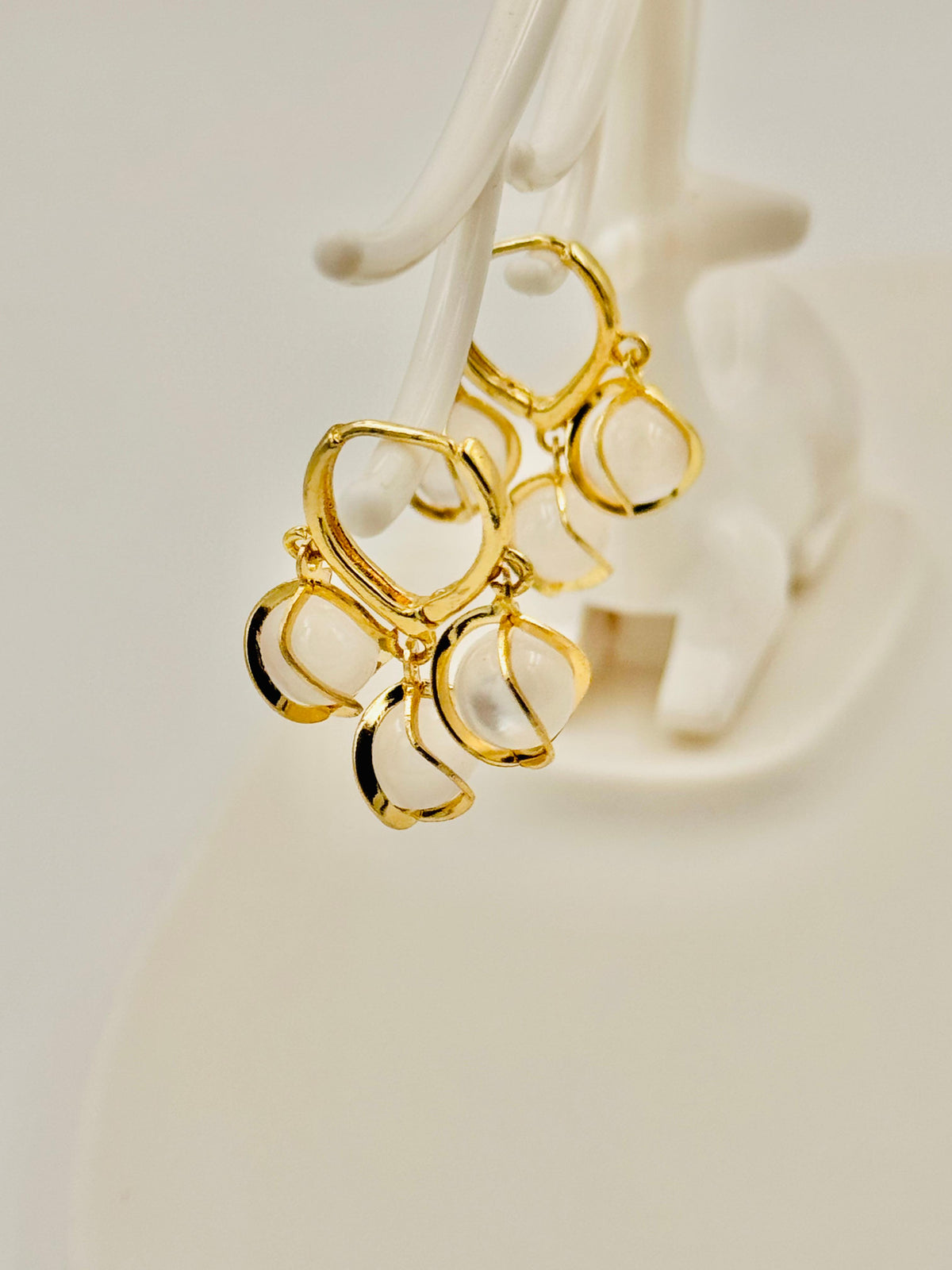 Ruvique pearl petal hoop earrings