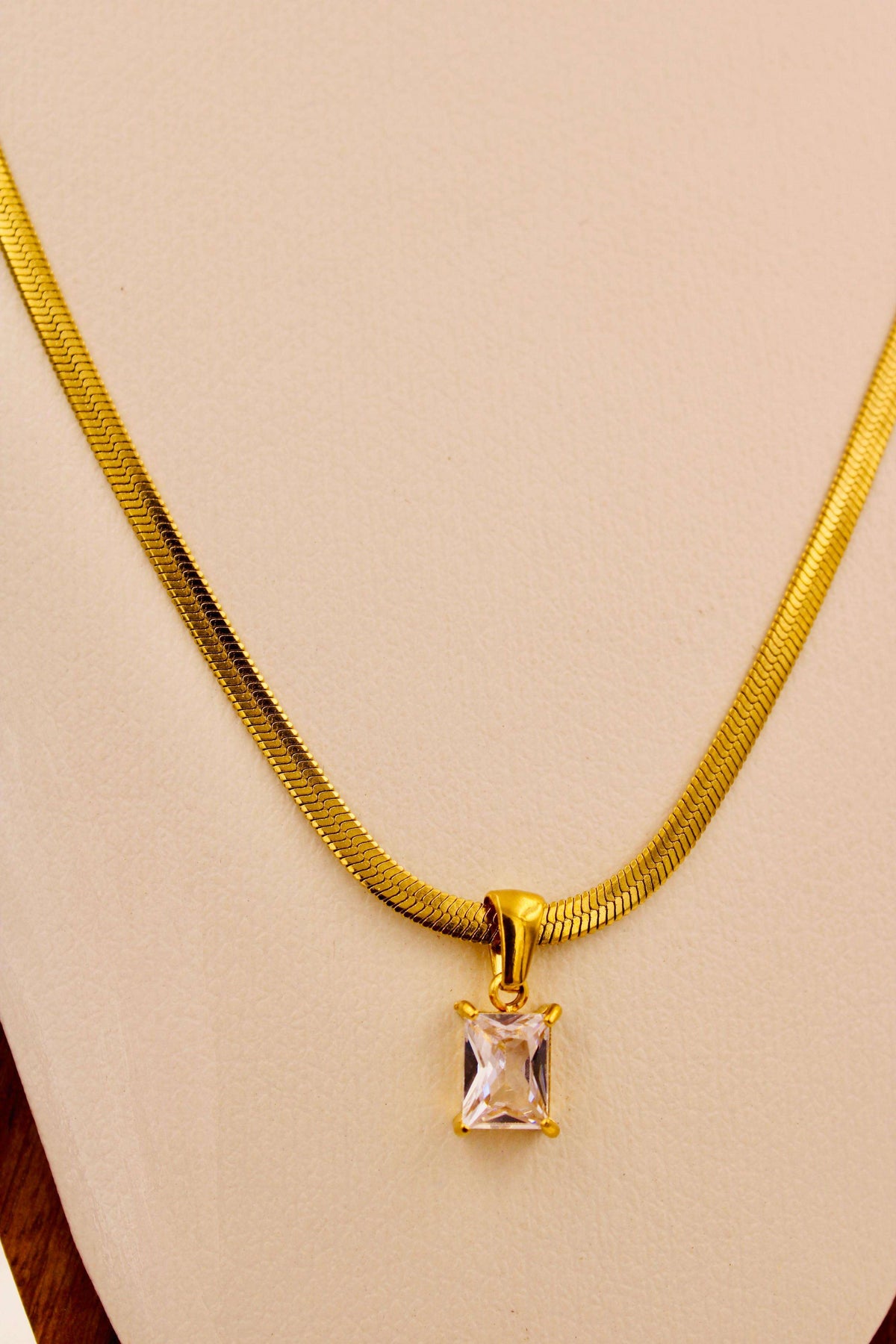 Minimal crystal glow pendant necklace